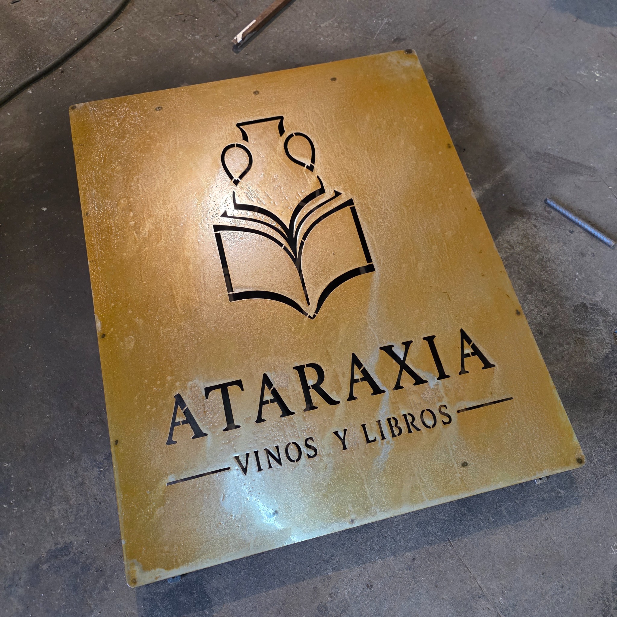 Cartelería y estructura metálica personalizada realizada por VFmetalúrgica SRL en Oberá, Misiones